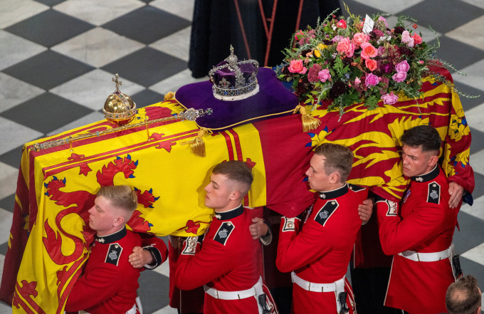 På kisten til Dronning Elizabeth lå den britiske kongekronen, septer, rikseplet og en stor fargerik krans fra Kong Charles III. Foto: Reuters